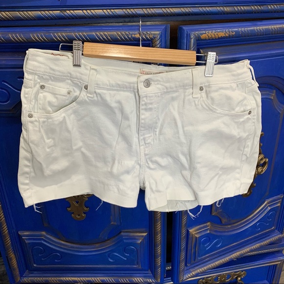 Levi's Pants - LEVIS White Jean shorts Misses Size 16 Stretch